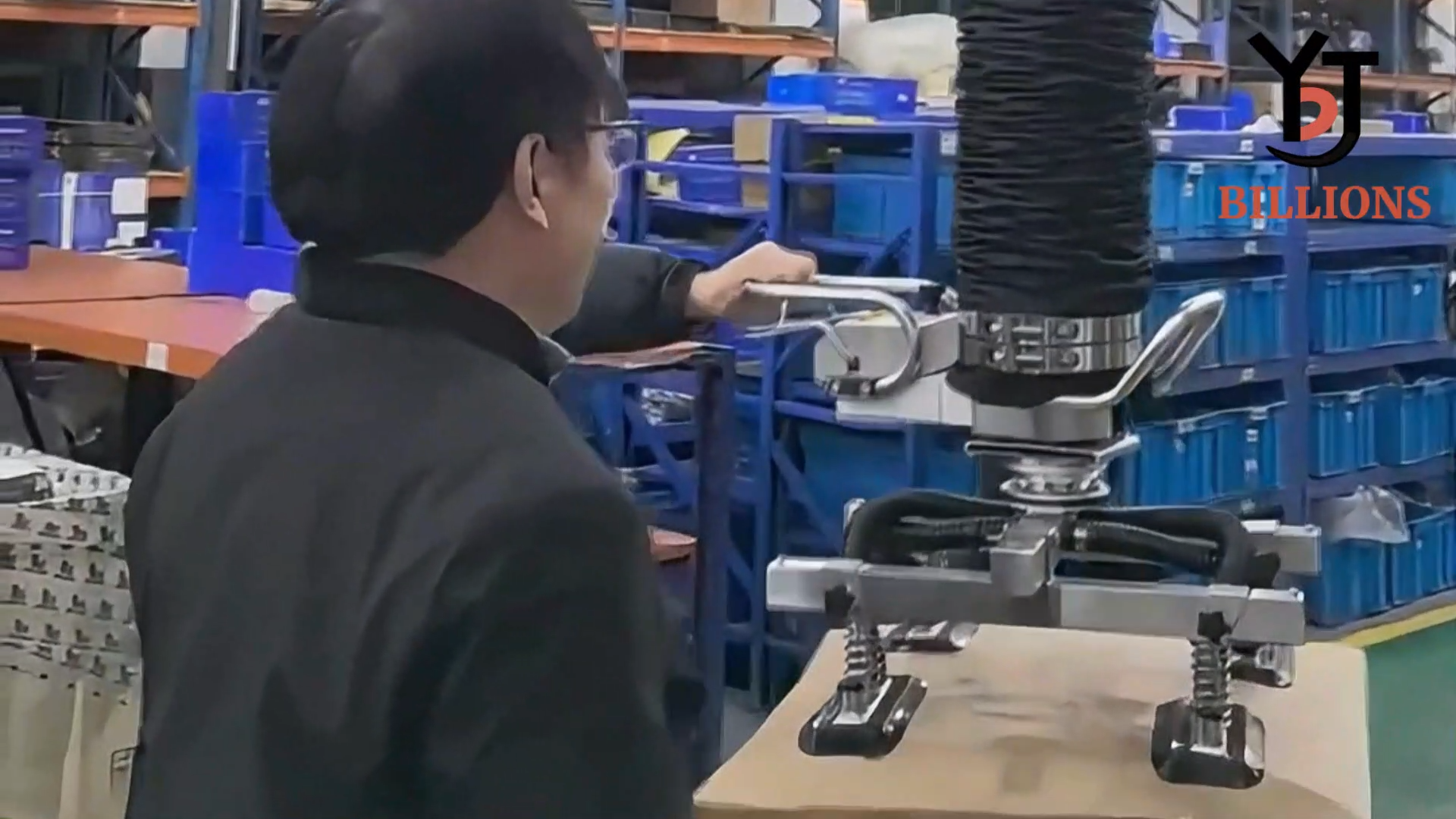 The 360° rotating head allows operators to reach into outer boxes handling